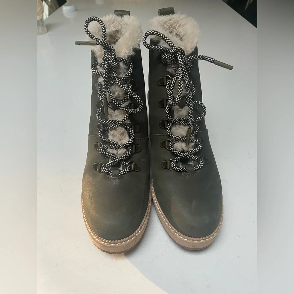 Toms Dark Green Wedge Boots with Tan Sole